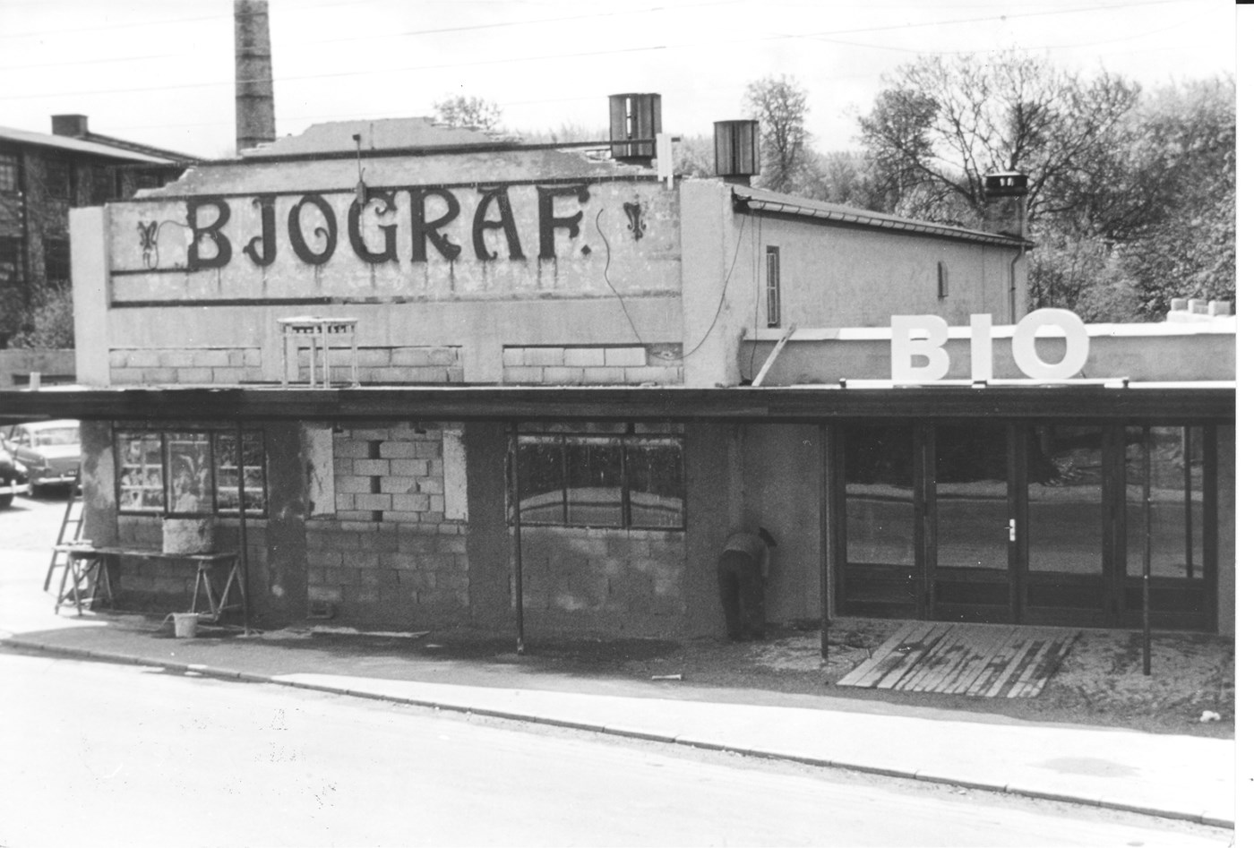 Huset blev malet rødt med et BIO logo på gavlen