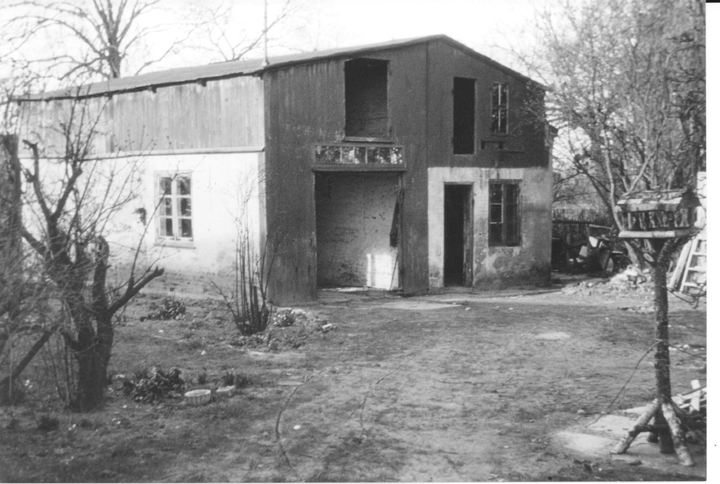 Snedker Petersen´s udtjente værkstedsbygning lå indtil 1958 bag biografen