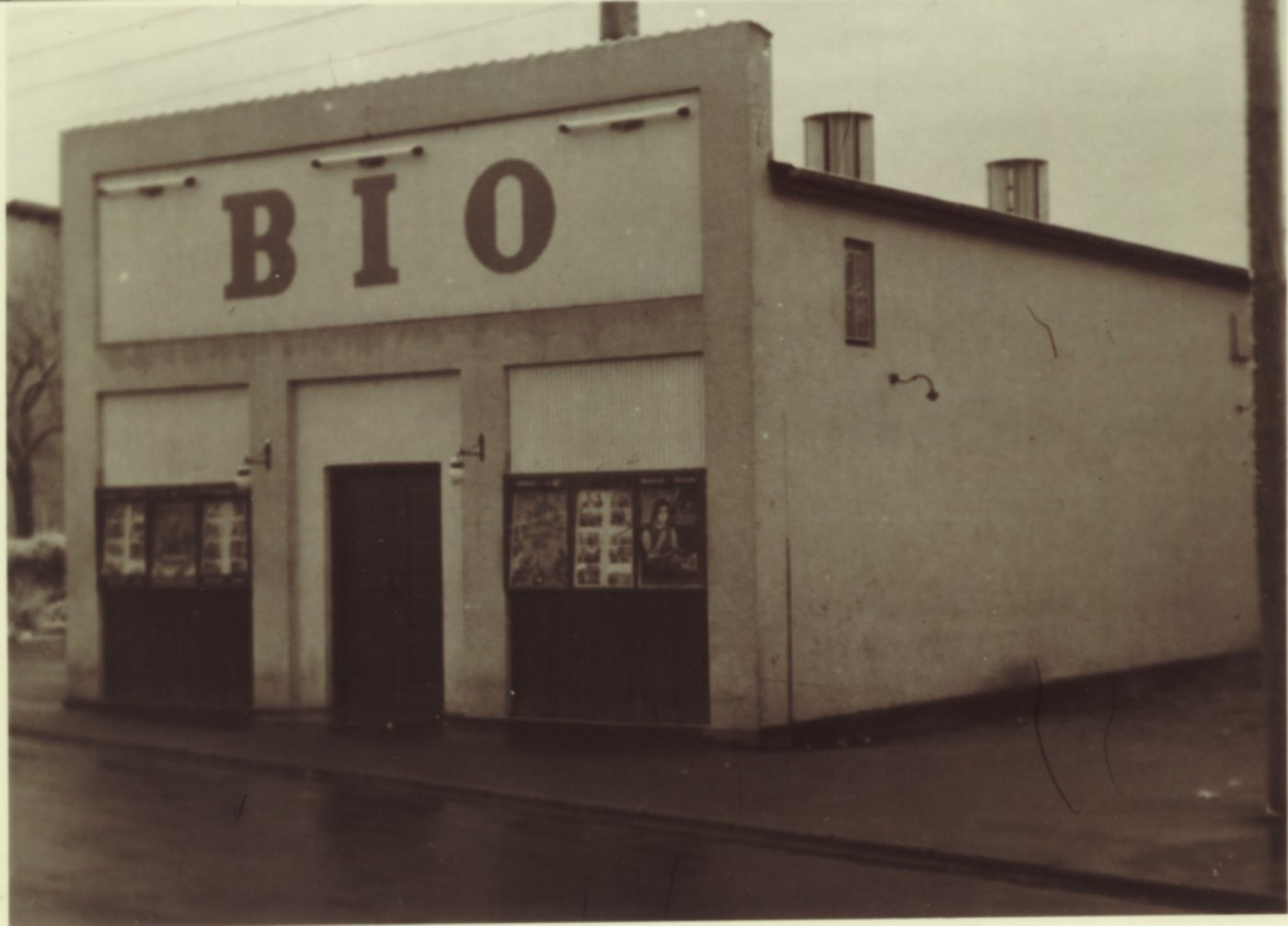 I 1958 blev huset bygget om, Den oprindelige facade-overskrift dukkede frem og endegavlen blev lavet